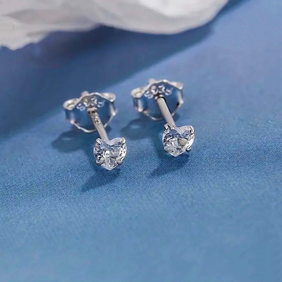 New 925 sterling silver zircon heart stud earrings - Picture 1 of 2